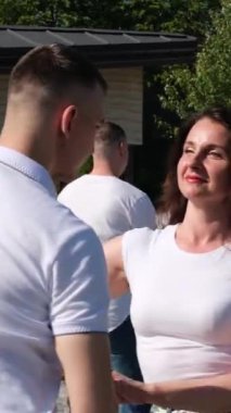 Arka planda Eski Şehir 'le Latin Dansı yapan çift. Antik Kültürel Zenginlikte Günbatımında İki Profesyonel Dansçı 'nın Şehvetli Dansı. Yüksek kalite