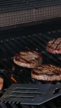 Köfteler sıcak tavada cızırdıyor. Ev yapımı kıymalı sığır pirzolası pişiriliyor. Yüksek kalite 4k görüntü