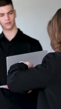 Kendine güvenen erkek lider iş kadınıyla görüşüyor, lobideki bir sözleşmenin faydalarını anlatıyor, bir şirket müşterisine bir iş teklifi sunmasını tavsiye ediyor. Yüksek kalite 