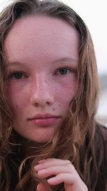 Yanmış cilt, kırmızı yanak, ıslak saçlar. yüzme yaz tatili. Deniz nehrinin arka planında bir kadın