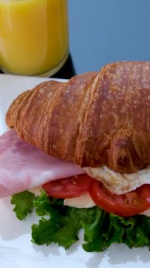  Jamon jambonlu kruvasan, Somon, Modern Cafe 'de, Sağlıklı Kahvaltının Üst Manzarası' nda. İngiliz kahvaltısı: kızarmış yumurta, sandviç üzerine pastırmalı tost. Yüksek kalite 4k görüntü