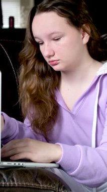 Ev bilgisayarında çalışan mutlu bir iş kadını. Teknoloji ve iş adamları kavramı. Dikey HD görüntüler. Yüksek kalite 4k görüntü