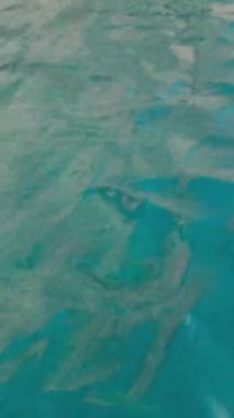 Parlak turkuaz su dalgalı güneş ışığı, durgun doğal kristal temiz su, ışıltılı su, yavaş çekim, yakın çekim, 4k görüntü