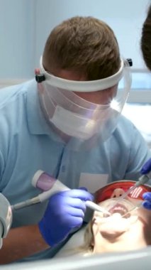 Diş Cerrahisi Ekibi: Hasta Bakımı Odaklı Modern Klinikte Gerçek Zamanlı Diş Sondajı Prosedürleri. Yüksek kalite 4k görüntü