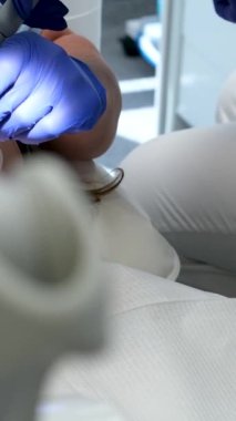 Mutlu Hintli dişçi hastanedeki hastasına danışıyor. Dişçi randevusu. Yüksek kalite 4k görüntü