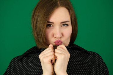 Bir kadının yüzünün yakın plan detayları. Burun, büzüşmüş dudaklar, boyun. Yüksek kalite fotoğraf