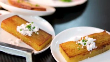Patates güveci. Yakın çekim ve taze pişirilmiş graten odaklı, parmesan peynirli fırında fırınlanmış Fransız makarnası masada servis edildi ve insanların kaşıkla kaşık kepçesi kullandıklarını gördüm..