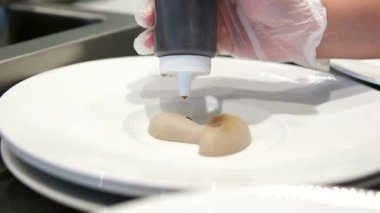Moleküler mutfak. Yaban mantarı aperatifi fırında biber, kabak ve kremalı soslu domates. Tost ezmesi. Sağlıklı kahvaltı. Restoran için menüyü hazırla. Nötr gri desenli