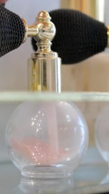 Bir sürü iç parfüm şişesi, rahat bir dairede modern oda parfümü. Raflardaki galeride parfüm satışı. Mağazada indirim var. Moda parfümü. Yüksek kalite 4k görüntü