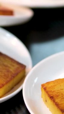 Patates güveci. Yakın çekim ve taze pişirilmiş graten odaklı, parmesan peynirli fırında fırınlanmış Fransız makarnası masada servis edildi ve insanların kaşıkla kaşık kepçesi kullandıklarını gördüm..