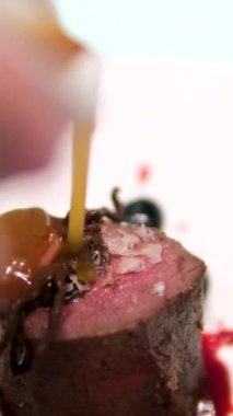 Yemek, biftek ve makarna. Yemek, diyet ve yemek hazırlığı için de sos. Beslenme, et mutfağı ve yemek tarifi evde sağlık, yemek ya da sağlıklı yemek için et tabağı sunumu.