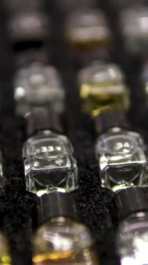 Alkollü içki örnekleri, Şatafatlı Aromatik Esinlerin Vitrininde Özdeş Parfüm Şişe Parfümlerini Sergiler. Parfüm Koleksiyonu.