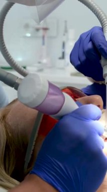 Mutlu Hintli dişçi hastanedeki hastasına danışıyor. Dişçi randevusu. Yüksek kalite 4k görüntü