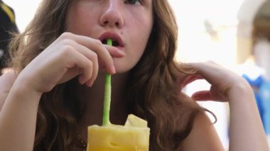 Plaj tatili için samanla hindistan cevizi suyu içen bir kadın. 3 shot. Yüksek kalite 4k görüntü