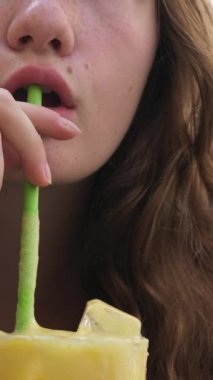 Plaj tatili için samanla hindistan cevizi suyu içen bir kadın. 3 shot. Yüksek kalite 4k görüntü