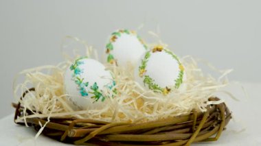 Beyaz kadının Paskalya yumurtalarını evde boyarken yakın plan çekimleri. 4 bin. Yüksek kalite 4k görüntü