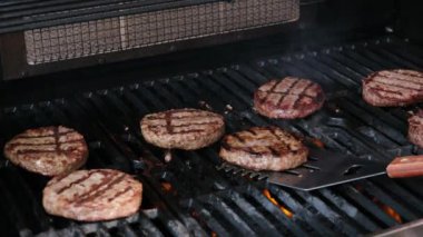 Alev Izgarasında Anonim Aşçı Çeviren Burger Etli Ticari Stil Süper Yavaş Sinema Görüntüsü. Lezzetli bir bifteğin Kapanışı Patty bir restoranda pişiriliyor. Yüksek kalite 4k görüntü