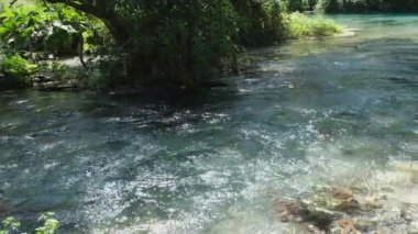 Arnavutluk 'un Sarande kenti yakınlarında mavi göz pınarı. Yüksek kalite 4k görüntü