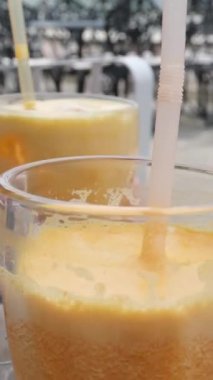 Çağdaş evdeki modern mutfakta portakal suyu içen bir kadın. Yüksek kalite 4k görüntü