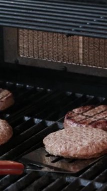 İnsanlar lezzetli hamburger köfteleri pişiriyor. Yüksek kalite 4k görüntü