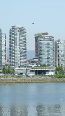Bilim Dünyası Müzesi, False Creek, BC Place Stadyumu ve Kanada 'daki Vancouver Skyline.