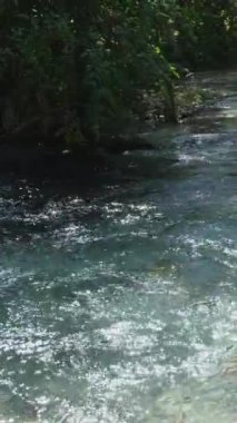 Arnavutluk 'un Sarande kenti yakınlarında mavi göz pınarı. Yüksek kalite 4k görüntü