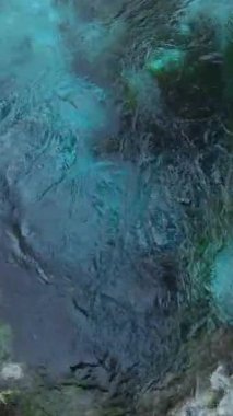 Arnavutluk 'un Sarande kenti yakınlarında mavi göz pınarı. Yüksek kalite 4k görüntü