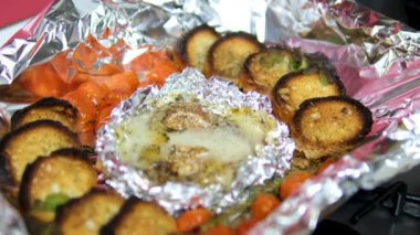 Ham hamurdan kraker pişirilmiş kraker Noel ağacı. Tarifli ekmek poşetleri ve peynirli Noel ağacı. Yemek pişirme süreci. Yüksek kalite 4k görüntü