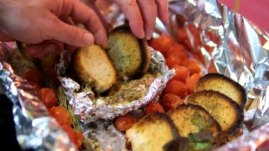 Ham hamurdan kraker pişirilmiş kraker Noel ağacı. Tarifli ekmek poşetleri ve peynirli Noel ağacı. Yemek pişirme süreci. Yüksek kalite 4k görüntü