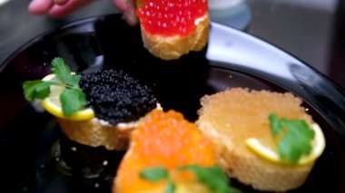 Kırmızı havyar. Kırmızı havyarlı aperatif. Rick havyar turna balığı, havyar, mersin balığı ve somon kroketli sandviçler limonlu ve otlu sandviçe limon ekler.