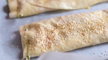 Kirazlı turta yapma süreci adım adım. Şekerci kadın tatil için lezzetli bir vişneli pasta hazırlıyor. Pastayı kes. Yemek tarifi, malzemeler, lavaş, yumurta yağı, kiraz dolumu, susam.