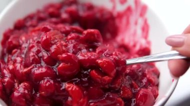 Kirazlı turta yapma süreci adım adım. Şekerci kadın tatil için lezzetli bir vişneli pasta hazırlıyor. Pastayı kes. Yemek tarifi, malzemeler, lavaş, yumurta yağı, kiraz dolumu, susam.