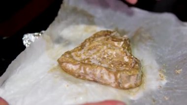 Buzdolabında küflenmiş peynir var. Yiyecek ürünlerinin uygunsuz depolanması. Bozuk carbonara peyniri