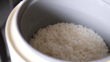 Eller çok fonksiyonlu düdüklü tencereyi açıp kaldırırken yakın çekim görüntüsü. statik çekim. Yüksek kalite 4k görüntü