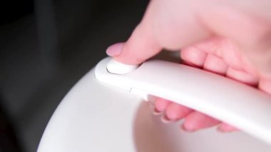 Eller çok fonksiyonlu düdüklü tencereyi açıp kaldırırken yakın çekim görüntüsü. statik çekim. Yüksek kalite 4k görüntü