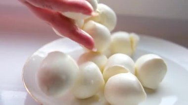 mozzarella peyniri taze organik mozzarella bufalo peyniri ve üzerine sıvı biyo-süt damlaları dökülüyor. Yüksek kalite 4k görüntü