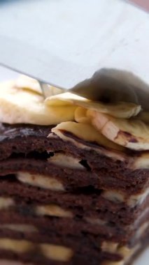 Beyaz tabakta muzlu ve çikolatalı ince krepler. Yüksek kalite 4k görüntü