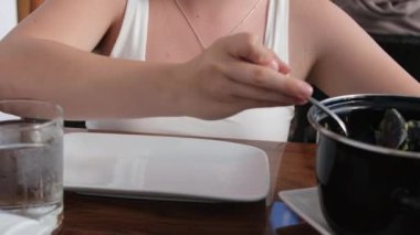 Ağır çekimde, biri tabaktan buharda pişmiş bir midye alır. Yüksek kalite 4k görüntü