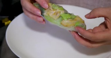 Sebzeli börek yiyen kadın. Yüksek kalite 4k görüntü