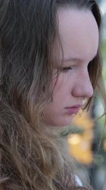 Rahat ve modaya uygun bir genç, rahat bir oturma odası atmosferinde akıllı telefonlarıyla meşgul. Yüksek kalite 4k görüntü