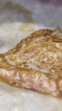 Buzdolabında küflenmiş peynir var. Yiyecek ürünlerinin uygunsuz depolanması. Bozuk carbonara peyniri