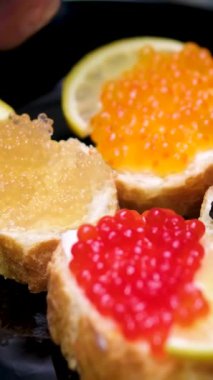 Rick havyar turna balığı havyarı ve somon kroketli sandviçler limonlu ve otlu sandviçe limon ekler. Yüksek kalite 4k görüntü