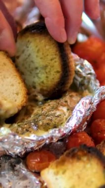 Ham hamurdan kraker pişirilmiş kraker Noel ağacı. Tarifli ekmek poşetleri ve peynirli Noel ağacı. Yemek pişirme süreci. Yüksek kalite 4k görüntü