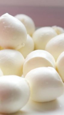 Çatalla taze mozzarella peyniri topları yiyorum.