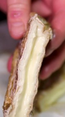 Buzdolabında küflenmiş peynir var. Yiyecek ürünlerinin uygunsuz depolanması. Bozuk carbonara peyniri