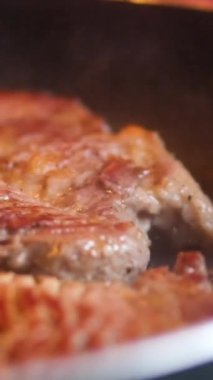 Izgaradan çıkarılan cızırtılı biftek. Yüksek kalite 4k görüntü