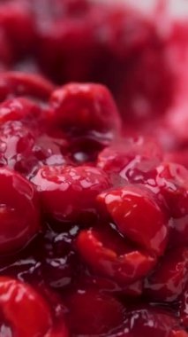 Kirazlı turta yapma süreci adım adım. Şekerci kadın tatil için lezzetli bir vişneli pasta hazırlıyor. Pastayı kes. Yemek tarifi, malzemeler, lavaş, yumurta yağı, kiraz dolumu, susam.