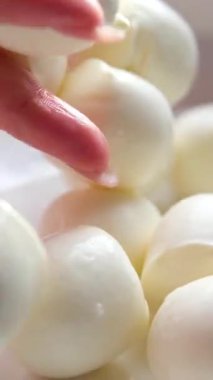 mozzarella peyniri taze organik mozzarella bufalo peyniri ve üzerine sıvı biyo-süt damlaları dökülüyor. Yüksek kalite 4k görüntü