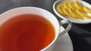 Dönen ahşap arka plan, çay ve limon dilimleri. Yüksek kalite 4k görüntü