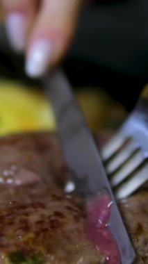 Az pişmiş pirzola kanı çiğ gıda akışı kalitesiz pişmiş sığır eti. Yüksek kalite 4k görüntü